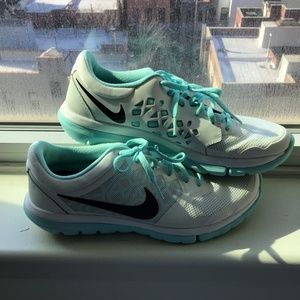 WORN ONCE Nike flex run white sneaker womens 8